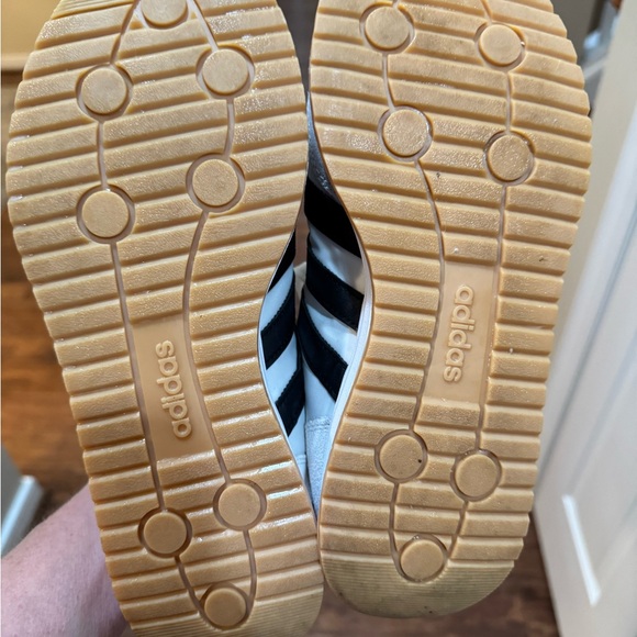 Adidas Cloud Comfort White and Black Classic Sneakers. Sz 9.5 - Picture 7 of 7